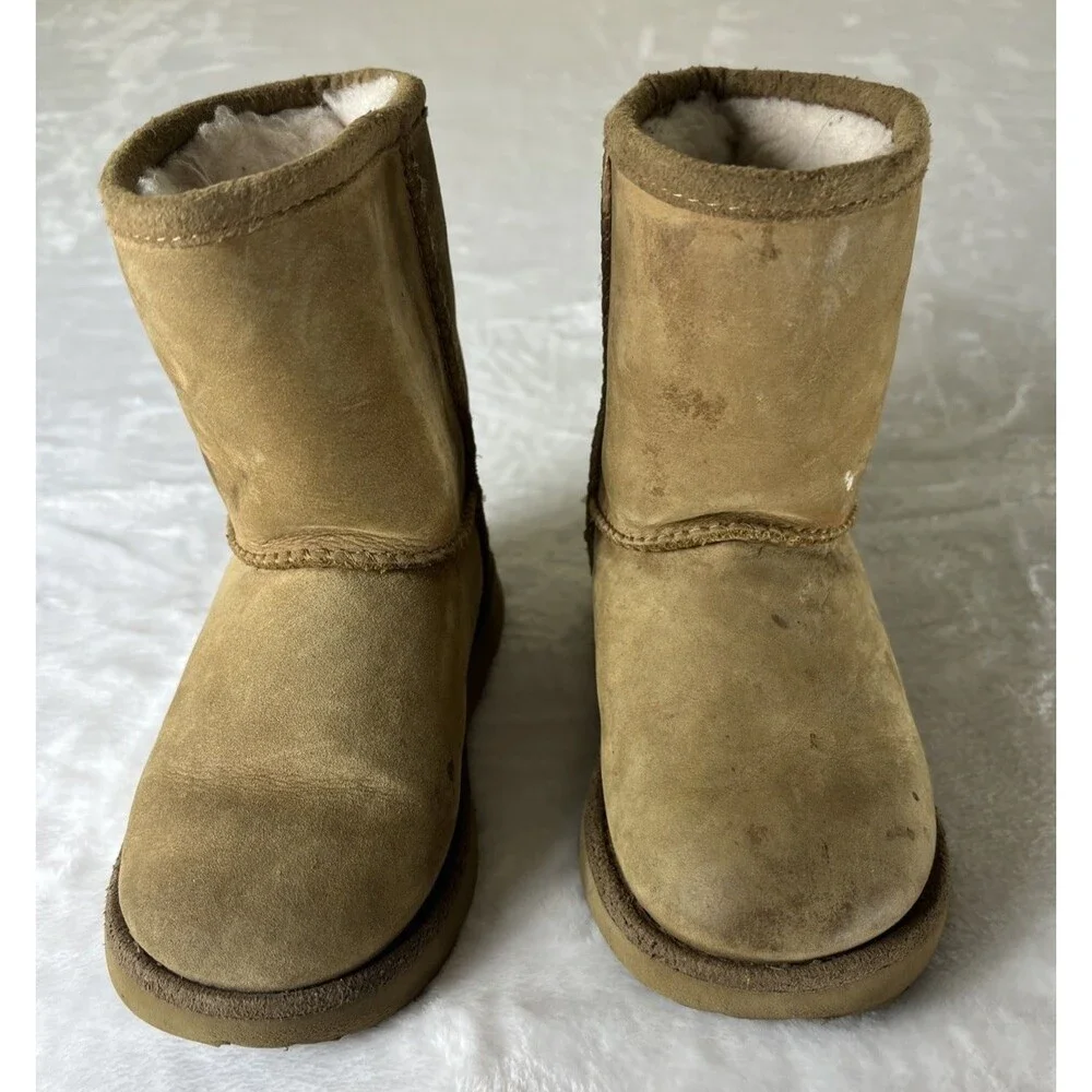UGG Classic Little Girls Boots Tan Brown Shearling Lined Size 8